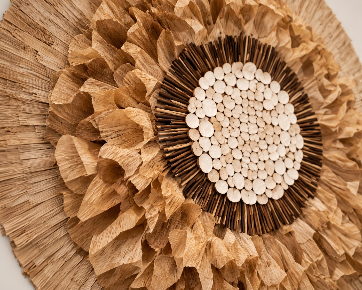 Close-up of the gold wreath paper texture and white circle center